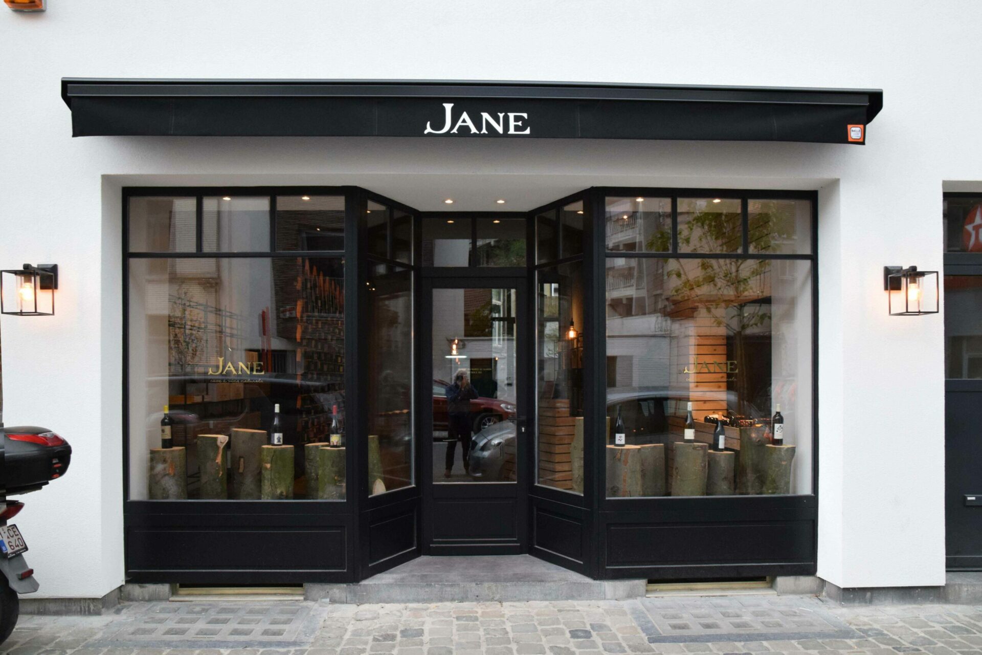 Boutique vin Jane Vitrine Façade magasin châssis noir