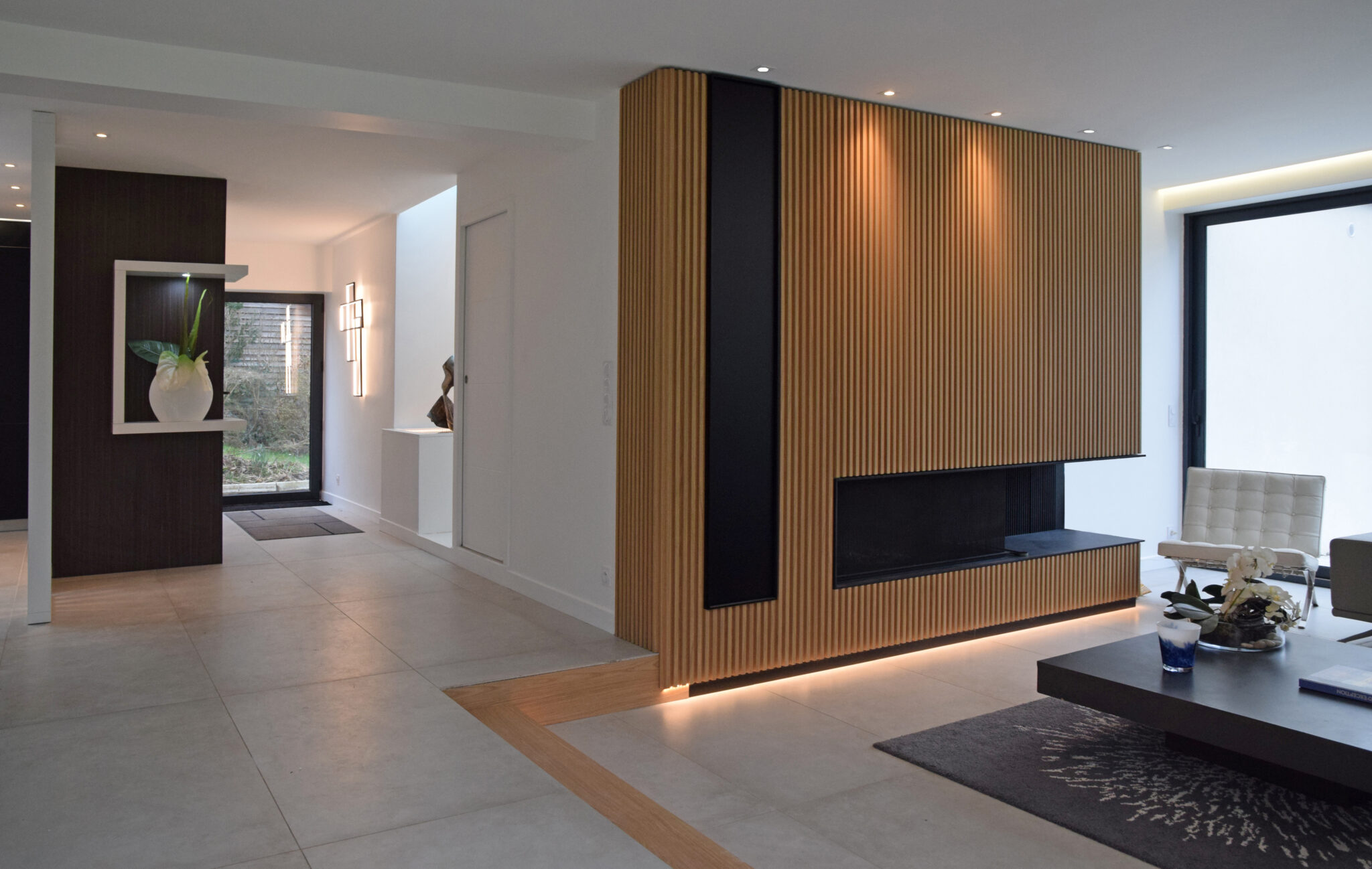 Maison Gapin salon feu-ouvert bois paroi bois ajourée carrelage grande dimension rampe LED
