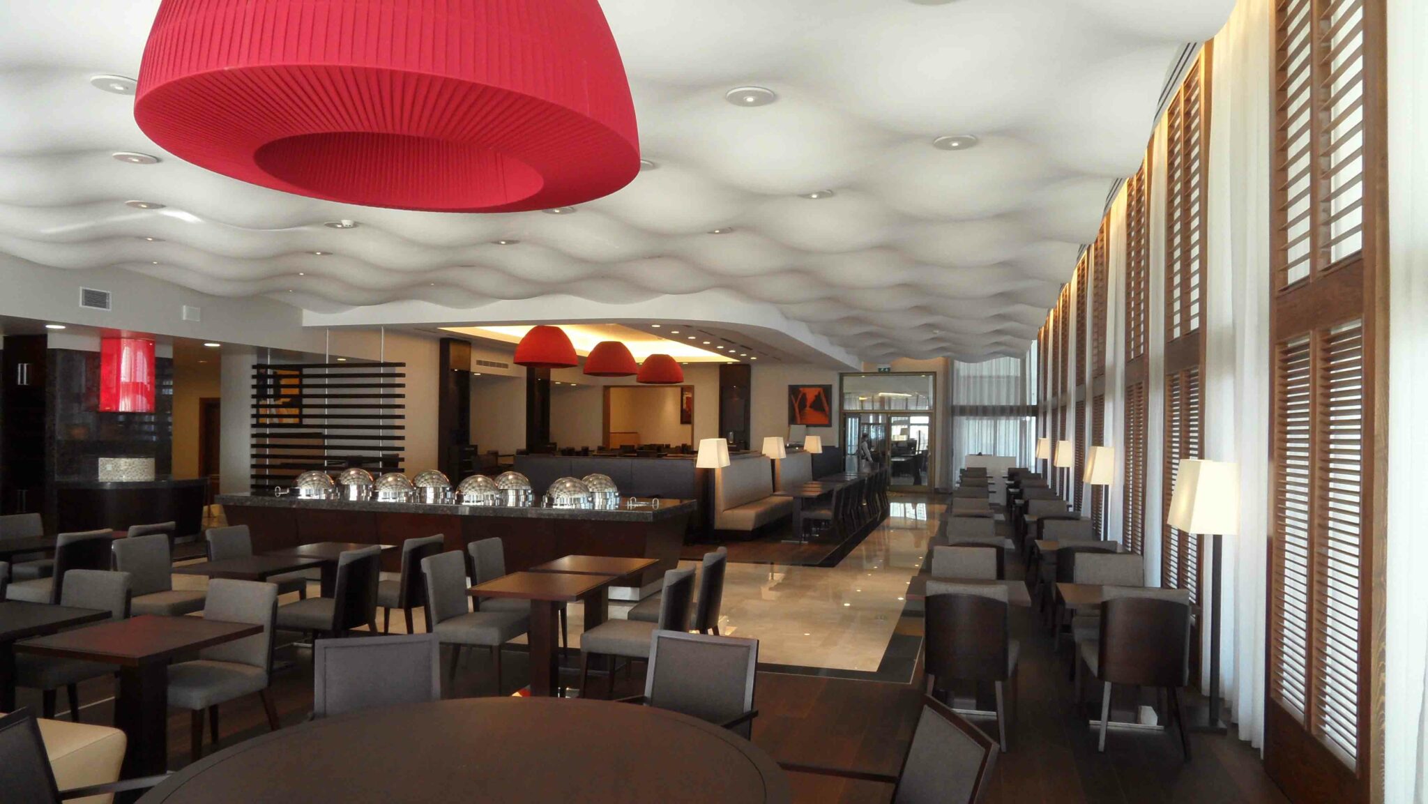 restaurant marbre luminaire abat jour parquet acajou bois claustra faux plafond